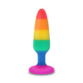 Plug anal Pride Twink en silicone arc-en-ciel de face, forme conique lisse non realiste, base evasee rose, 8,5 cm inserables et 3 cm de diametre pour debutants