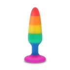 Plug anal Pride Twink en silicone arc-en-ciel de face, forme conique lisse non realiste, base evasee rose, 8,5 cm inserables et 3 cm de diametre pour debutants