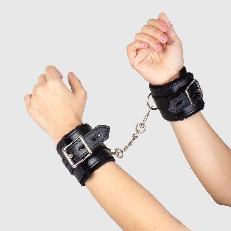 Menottes de bondage rembourrées en simili et chaîne — vue rapprochée