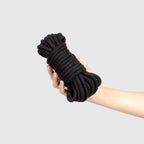 Corde de bondage shibari noire 10 mètres — vue rapprochée