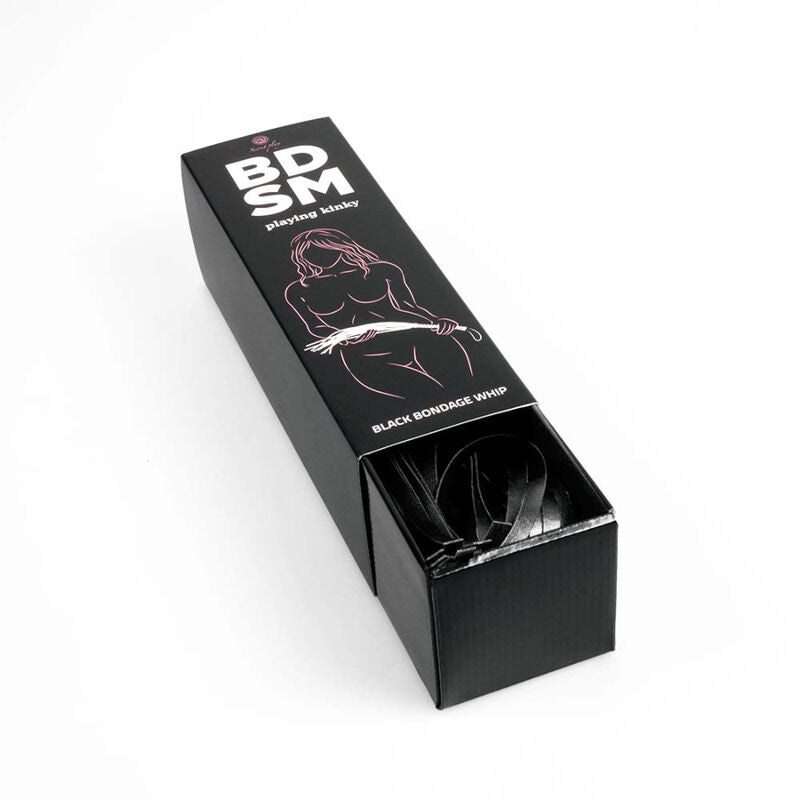 Fouet de bondage cuir synthétique noir — détail texture surface