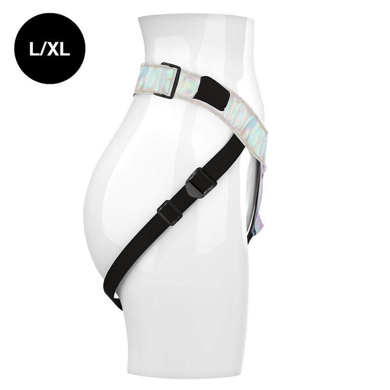 Harnais strap-on irise Mythology taille L/XL vu de profil sur mannequin neutre, sangle diagonale reglable et ceinture nacree large assurant confort et stabilite