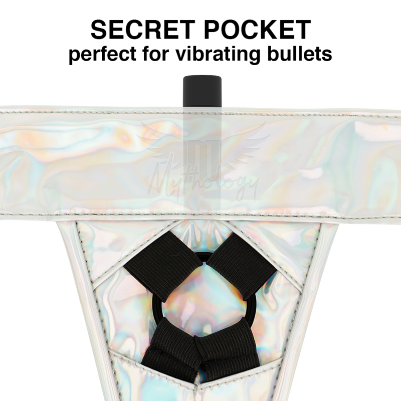 Detail du harnais strap-on irise Mythology revelant sa poche secrete logeant un bullet vibrant au-dessus de l'anneau central nacre, mention secret pocket