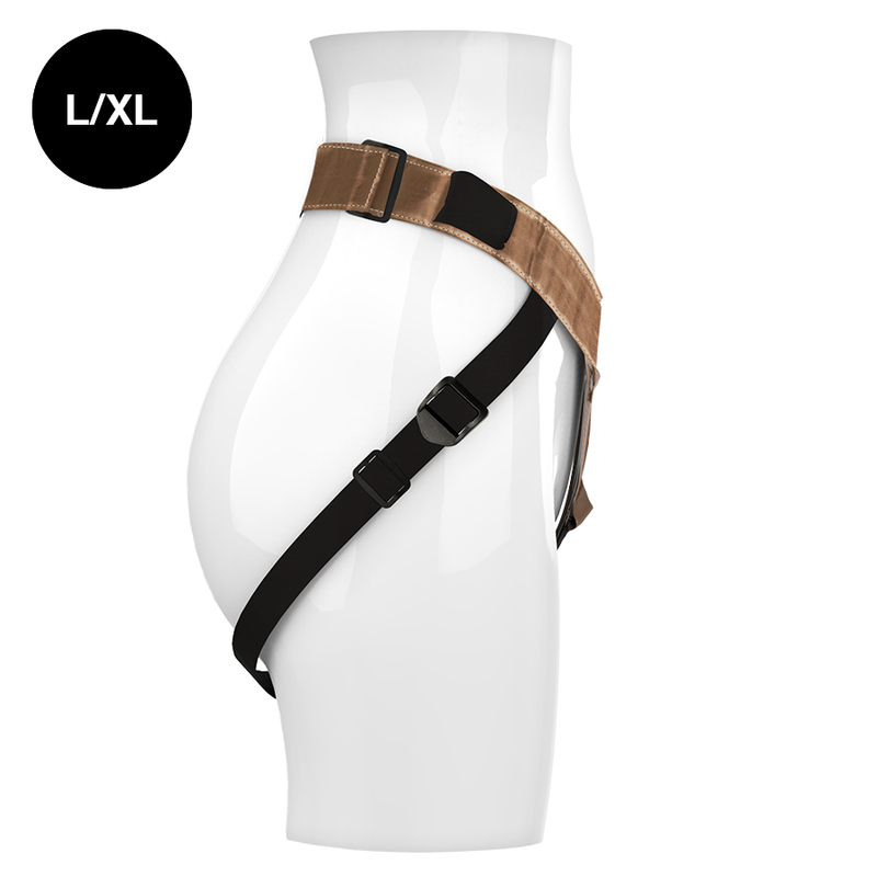 Harnais strap-on bronze Mythology taille L/XL vu de profil sur mannequin neutre, sangle diagonale reglable et ceinture de hanche large pour le confort