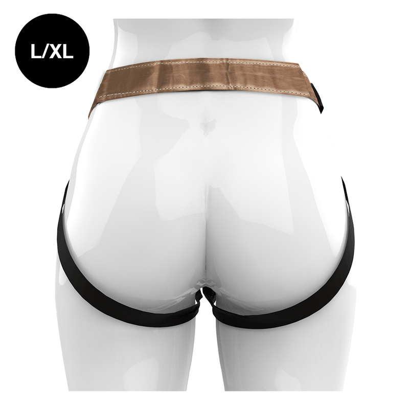Harnais strap-on Mythology ton bronze taille L/XL vu de dos sur mannequin neutre, sangles de jambe contournant les hanches pour un maintien stable a deux
