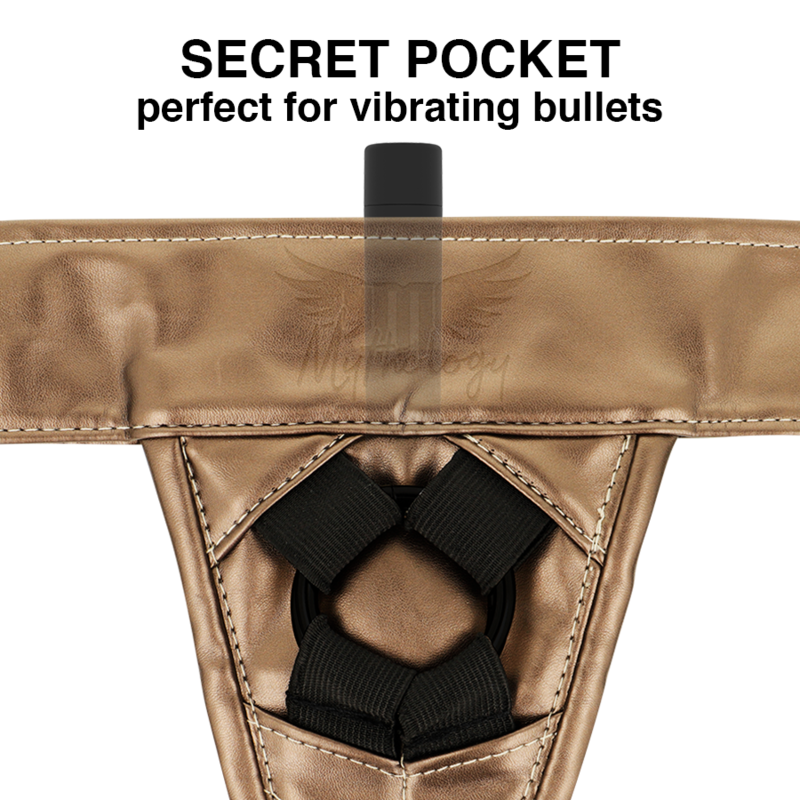 Detail du harnais strap-on bronze Mythology revelant sa poche secrete logeant un bullet vibrant au-dessus de l'anneau central, mention secret pocket