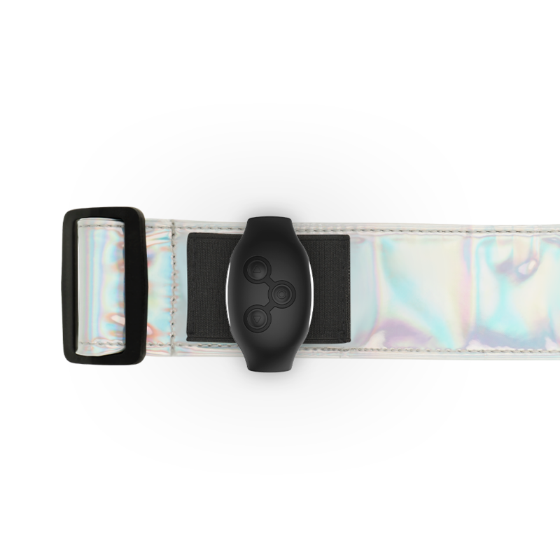 Gros plan sur la ceinture irisee du harnais strap-on Mythology avec poche maintenant une telecommande noire pour piloter un bullet vibrant amovible
