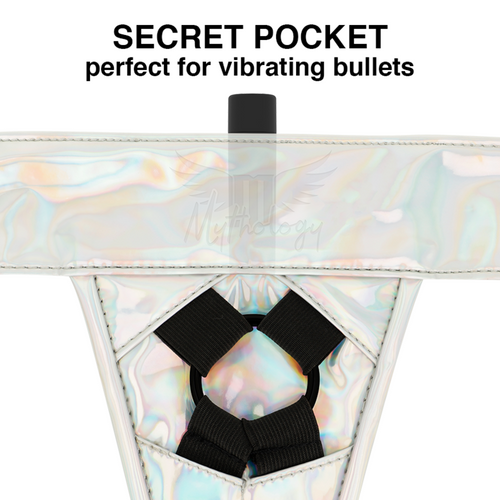 Detail du harnais strap-on irise Mythology montrant sa poche secrete pour bullet vibrant et son anneau central elastique nacre, mention secret pocket