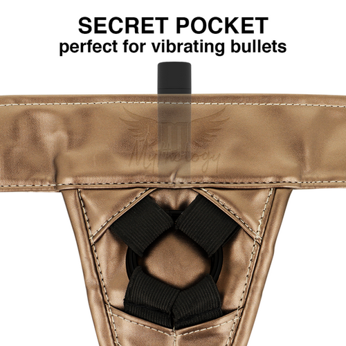 Detail du harnais strap-on bronze Mythology montrant sa poche secrete pour bullet vibrant et son anneau central elastique, mention secret pocket