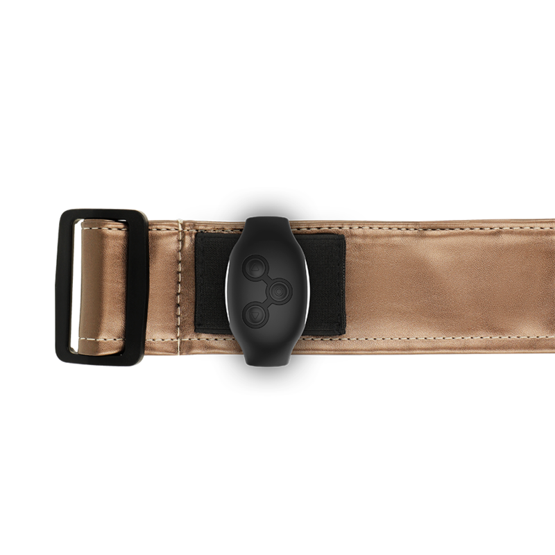 Detail de la ceinture du harnais strap-on bronze Mythology equipee d'une poche maintenant une telecommande noire pour piloter un bullet vibrant