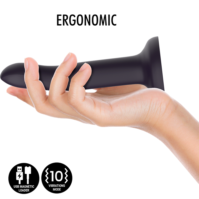 Gode Duman Mystic 17 cm en silicone violet pose au creux d une main pour illustrer son format compact ergonomique, surface lisse a tete arrondie, base ventouse rechargeable.