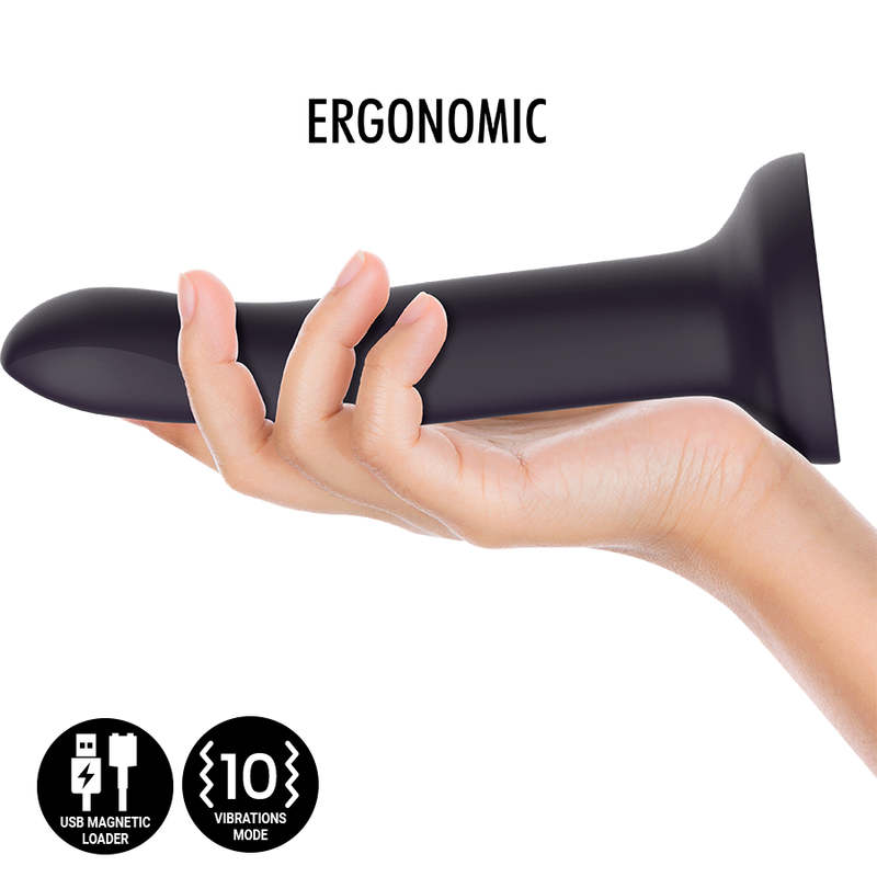 Gode Duman Mystic en silicone violet pose au creux d une main pour montrer son format ergonomique et compact, surface lisse a tete arrondie et base ventouse, 20 cm rechargeable.