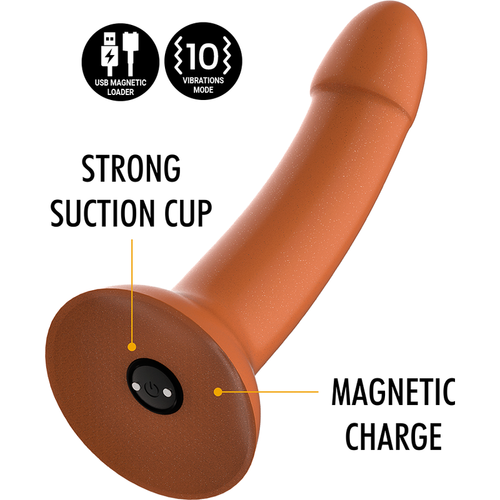 Gros plan sur la base ventouse bronze du gode realiste Rune-Royal et son contact de charge magnetique, silicone ton peau ferme et elastique pour le pegging.