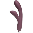 Vibromasseur rabbit Hera prune présenté debout, tige flexible et bras clitoridien recourbé, finition mate en silicone doux du produit détaillée de près sur fond blanc parfaitement épuré.