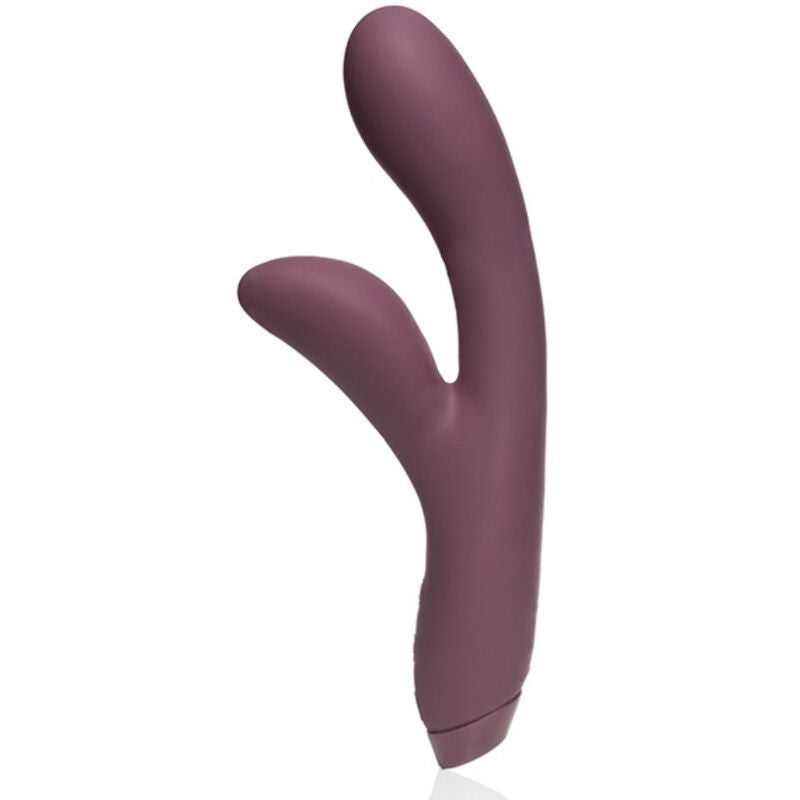 Vibromasseur rabbit Hera prune présenté debout, tige flexible et bras clitoridien recourbé, finition mate en silicone doux du produit détaillée de près sur fond blanc parfaitement épuré.