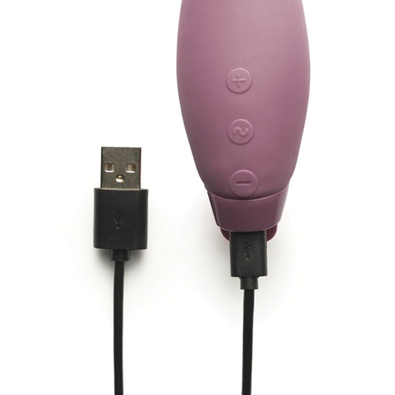 Gros plan sur le manche prune du rabbit Hera, ses trois boutons de réglage et le câble de charge USB noir branché, détail de l'interface et de la recharge du produit sur fond blanc épuré.
