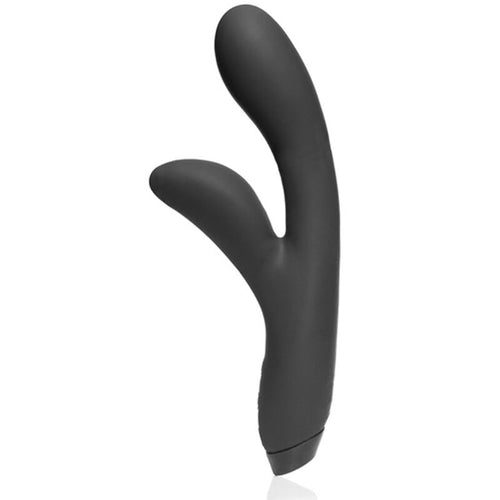 Vibromasseur rabbit Hera noir présenté debout, tige principale lisse et petit bras clitoridien recourbé, silhouette lapin en silicone détaillée de près sur fond blanc parfaitement épuré.