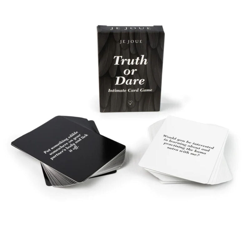 Jeu de cartes « Truth or Dare » du coffret Je Joue étalé en éventail, cartes noires et blanches imprimées de défis et leur boîtier, accessoire ludique pour couple.