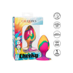 Packaging Cheeky Large Tie-Dye Plug CalExotics, plug anal en silicone multicolore en vitrine, pictogrammes base ventouse, silky smooth et garantie un an.