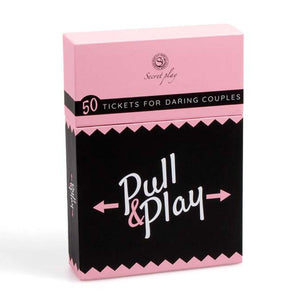 Boite noire et rose du jeu de cartes Pull & Play Secretplay, format etui, 100 defis a deux soit 50 paires de cartes pour couples audacieux.