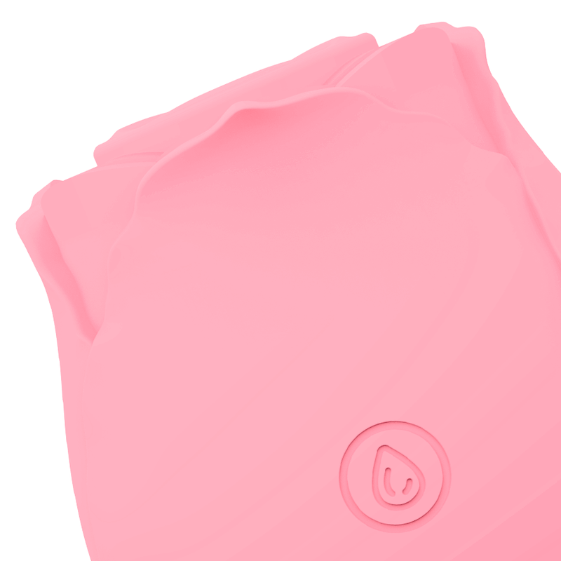 Gros plan des petales en silicone rose du stimulateur par succion en forme de rose, bouton goutte de commande, texture douce et orifice d'aspiration central.
