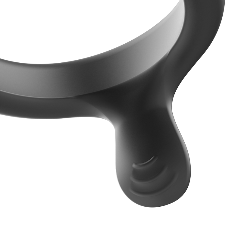 Gros plan de la jonction du stimulateur Anbiguo Arkadio en silicone noir, anneau souple et bras vibrant, detail du cockring gland et perinee compatible Watchme.
