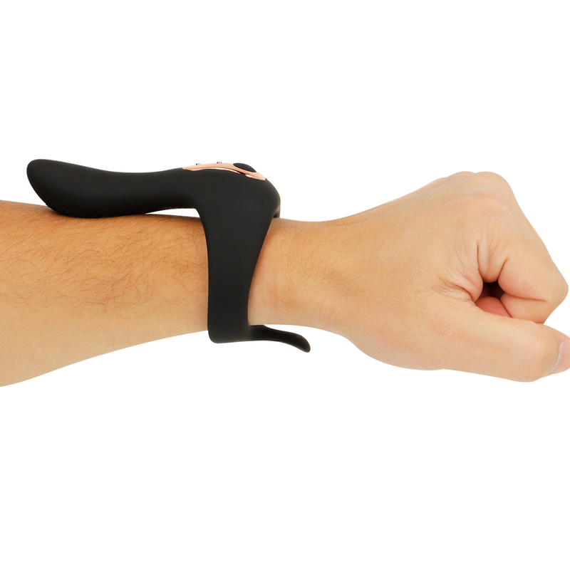 Telecommande montre Watchme du stimulateur Anbiguo portee au poignet sous un autre angle, bracelet silicone noir, controle discret et sans fil du cockring.