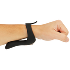 Telecommande montre Watchme du stimulateur Anbiguo Arkadio portee a un poignet, bracelet en silicone noir, pilotage sans fil mains libres du cockring vibrant.