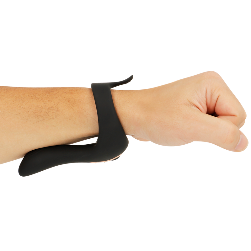 Telecommande montre Watchme du stimulateur Anbiguo Arkadio portee a un poignet, bracelet en silicone noir, pilotage sans fil mains libres du cockring vibrant.