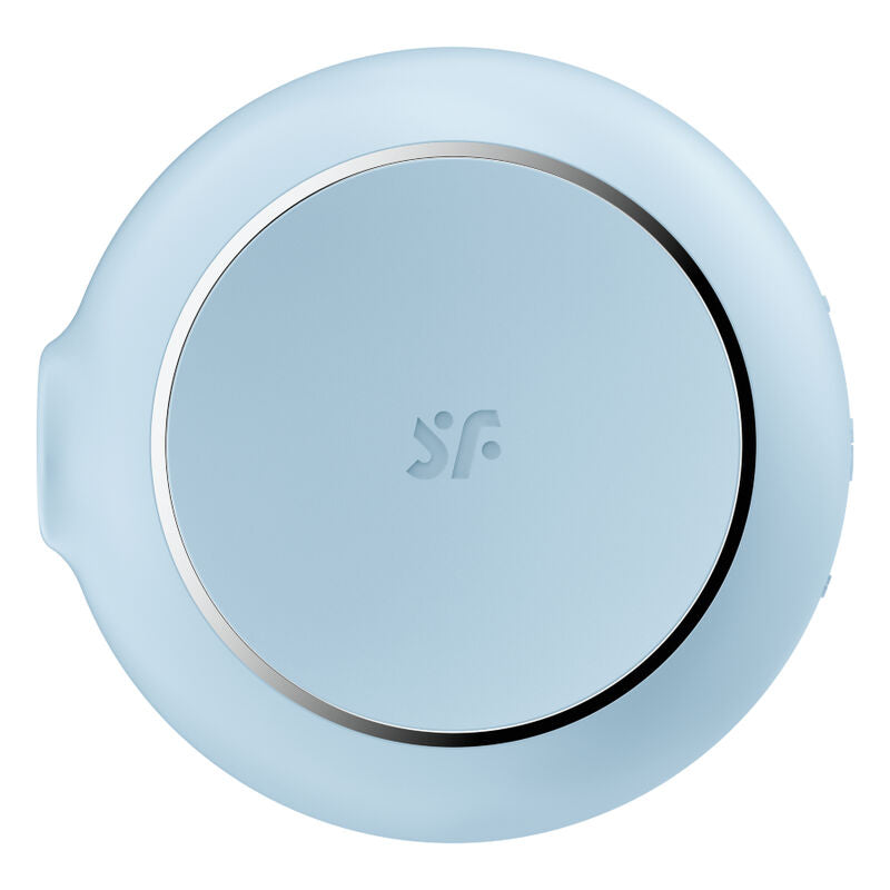 Stimulateur Satisfyer Pro To Go 3 bleu pastel vu de dos, disque rond lisse a liseré chrome, logo SF, format nomade compact, silicone etanche IPX7.
