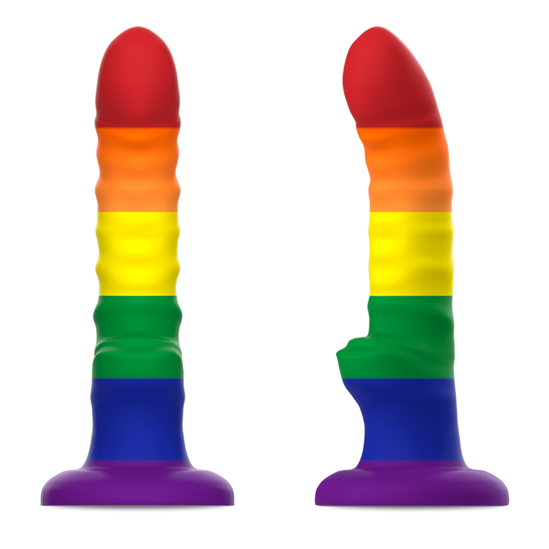 Deux godes Colby Pride arc-en-ciel cote a cote vus de face et de profil, tete galbee marquee et base ventouse violette, silicone flexible aux couleurs Pride, taille M compatible harnais.
