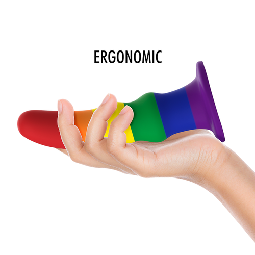 Gode Kuno Pride aux couleurs arc-en-ciel a anneaux empiles tenu dans une main paume ouverte, base ventouse, illustrant l'ergonomie du format compact Mythology