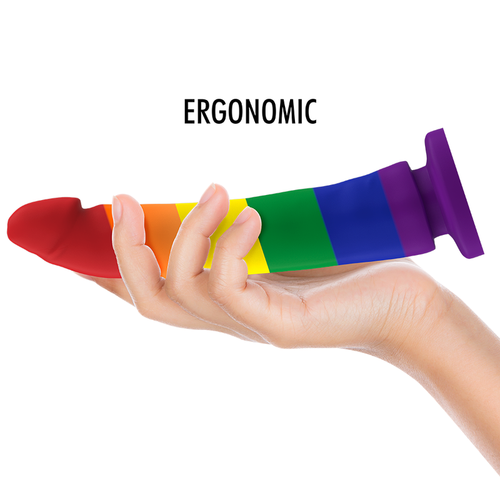 Gode Devon Pride aux couleurs arc-en-ciel a la forme penienne tenu dans une main paume ouverte, base ventouse, illustrant l'ergonomie du modele Mythology