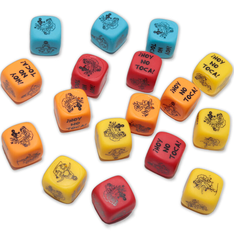 Gros plan sur les des coquins de positions, faces caramel orange jaune et bleu graves de petits pictogrammes et de mentions Hoy No Toca pour pimenter le jeu en couple