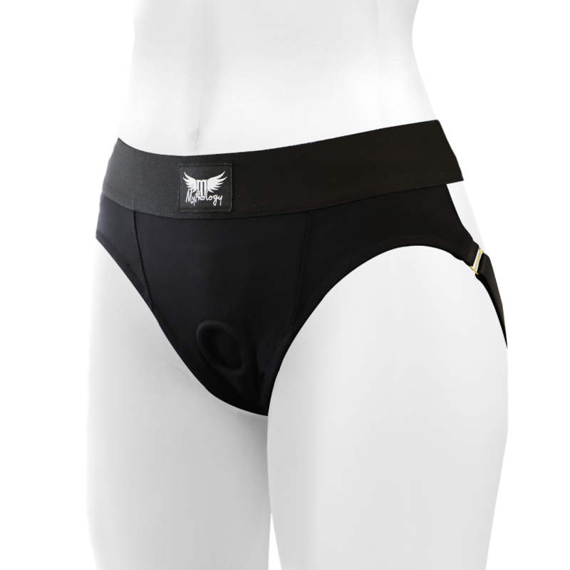 Harnais fantaisie Mythology en silicone et cuir ecologiques porte de trois quarts sur un mannequin, ceinture de hanche large noire et ouverture frontale pour gode, taille reglable.
