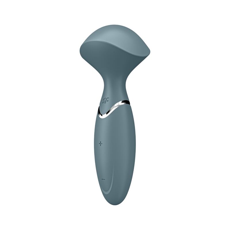 Vibrateur Mini Wand-er gris bleute de trois quarts, tete massante en eventail et liseret chrome sur le manche, wand compact en silicone Satisfyer 12 modes.