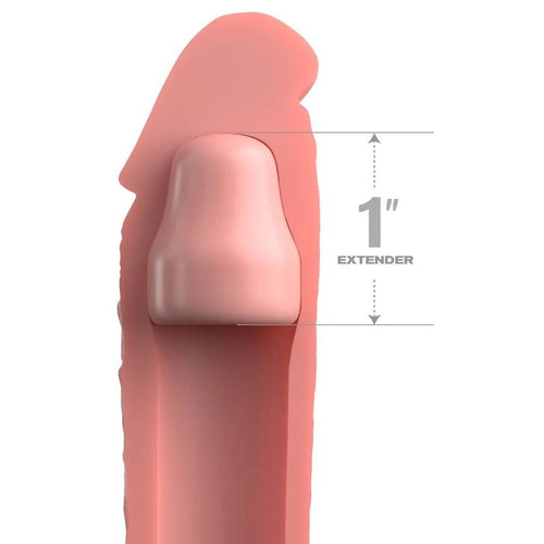 Schema d une gaine penienne teinte chair enfilee, mention 1 pouce d extension, manchon realiste epais qui rallonge le sexe et augmente la circonference.