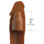 Gaine penienne realiste caramel enfilee, schema indiquant un gain de 2 pouces, surface veinee imitant la peau mate, gros plan technique sur fond gris.