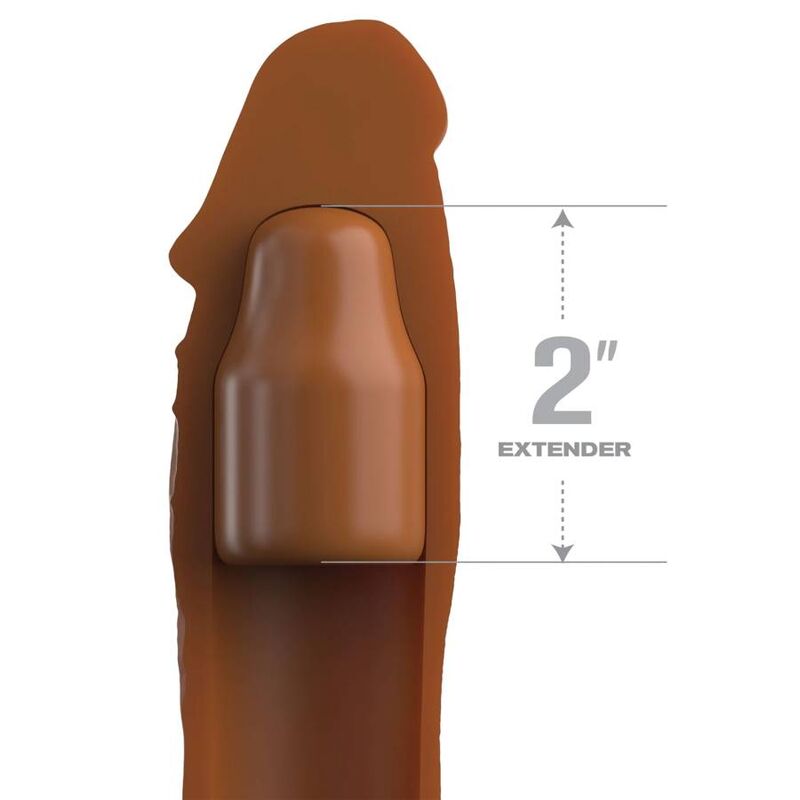 Gaine penienne realiste caramel enfilee, schema indiquant un gain de 2 pouces, surface veinee imitant la peau mate, gros plan technique sur fond gris.
