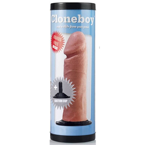 Boite tube bleue Cloneboy de face, illustration d'un penis realiste chair sur ventouse, kit de moulage pour gode silicone avec base ventouse incluse.