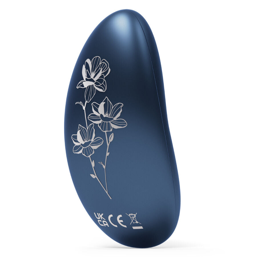 Masseur NEA 3 de Lelo bleu nuit decore de fleurs claires, forme galet compacte vue en angle, vibromasseur clitoridien en silicone biocompatible etanche a 10 modes