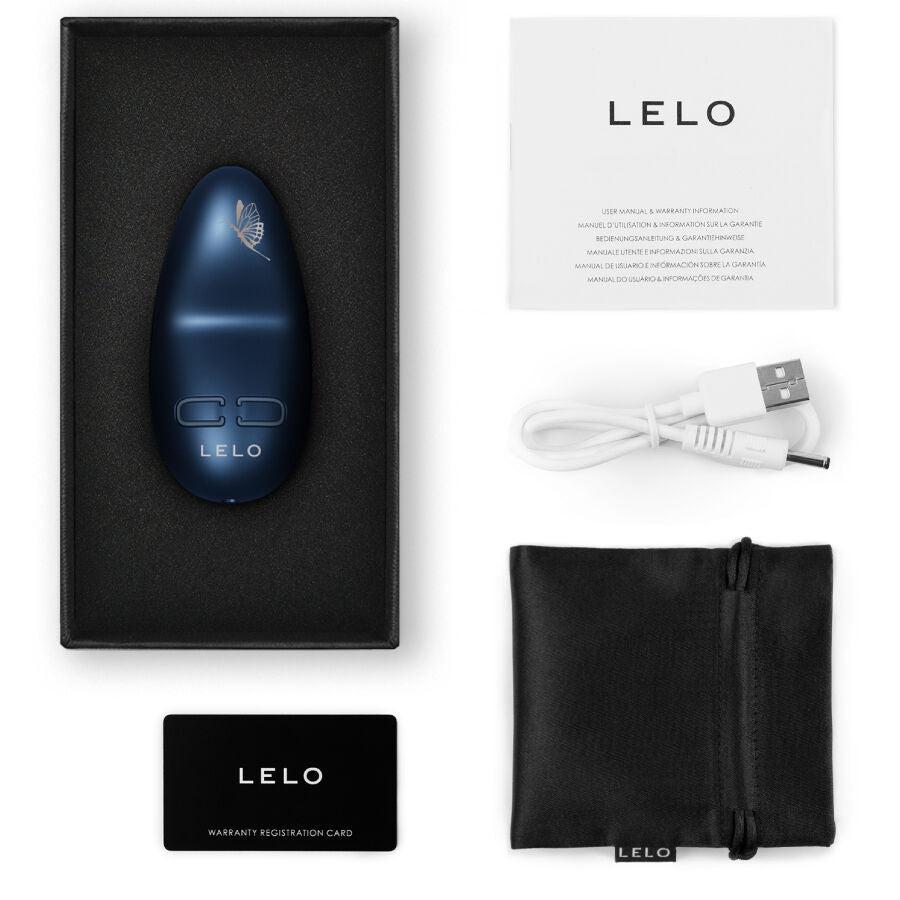 Masseur NEA 3 bleu nuit de Lelo dans son ecrin avec notice, cable USB, carte et pochette, petit vibromasseur clitoridien en silicone etanche rechargeable a 10 modes