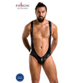 Body harnais homme Bruno de face, sangles logotypées soulignant le torse nu et pochette ajustée, lingerie masculine fétichiste soft Passion.