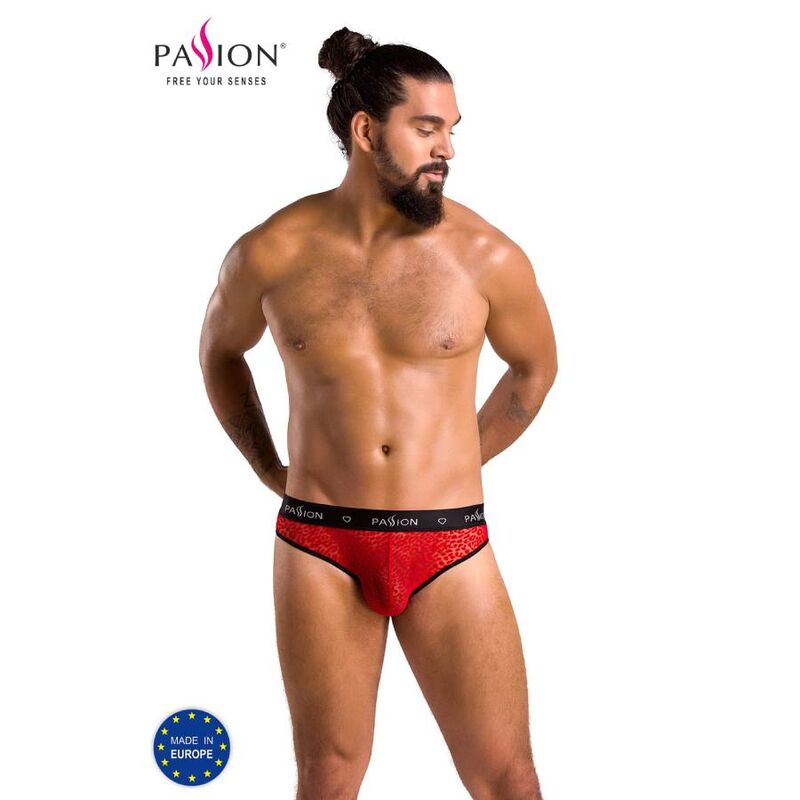 Mannequin torse nu portant le slip Mike rouge leopard Passion vu de face, ceinture logo et coupe moulante, lingerie masculine sensuelle pour homme.