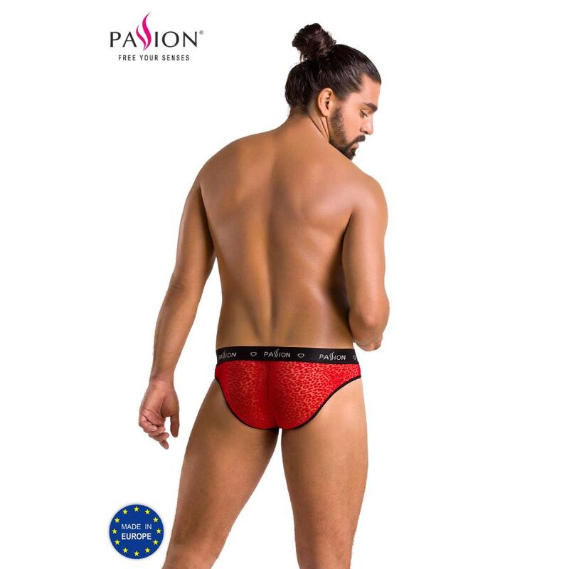Slip homme Mike rouge leopard vu de dos sur corps nu, coupe moulante et ceinture logo Passion, lingerie masculine sensuelle et brillante.