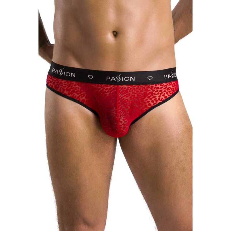 Bassin masculin habille du slip Mike rouge a imprime leopard Passion, vue de trois quarts, ceinture logo et coupe ajustee, lingerie masculine moulante.