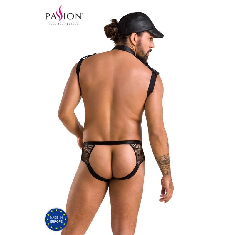 Ensemble homme Passion vu de dos sur corps nu, slip jockstrap ouvert devoilant les fesses et harnais sangles, casquette, deguisement sexy de jeu de role.