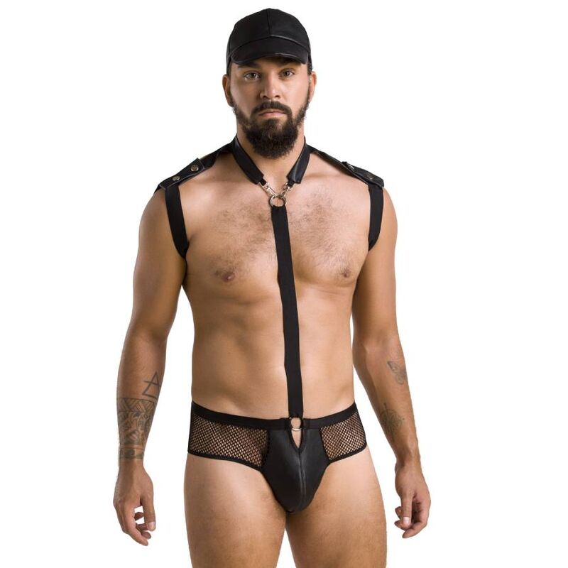 Mannequin torse nu portant l'ensemble homme Passion : casquette, harnais a sangles et slip resille et simili, deguisement sexy de jeu de role vue de face.