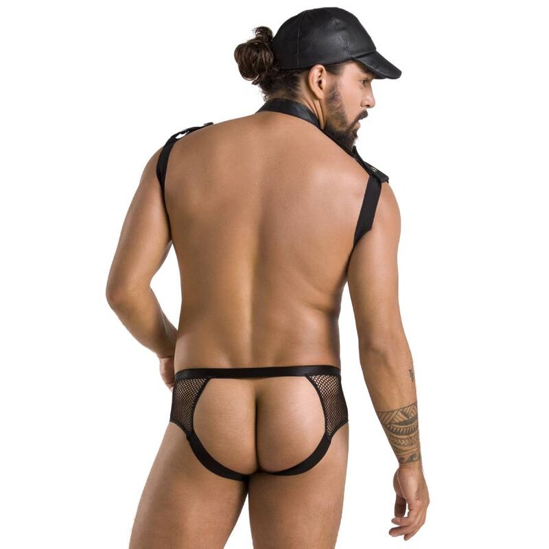 Ensemble homme Passion vu de dos sur corps nu, slip jockstrap arriere ouvert devoilant les fesses, harnais sangles et casquette, deguisement sexy.