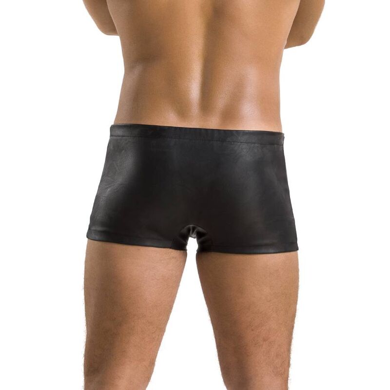 Boxer homme effet cuir noir mat vu de dos rapproche : panneau arriere lisse et coupe pres du corps, lingerie masculine sensuelle de la marque Passion.